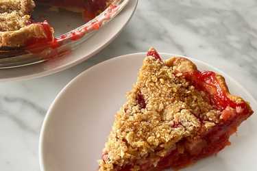 Strawberry rhubarb crumb pie