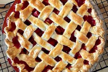 Strawberry rhubarb pie