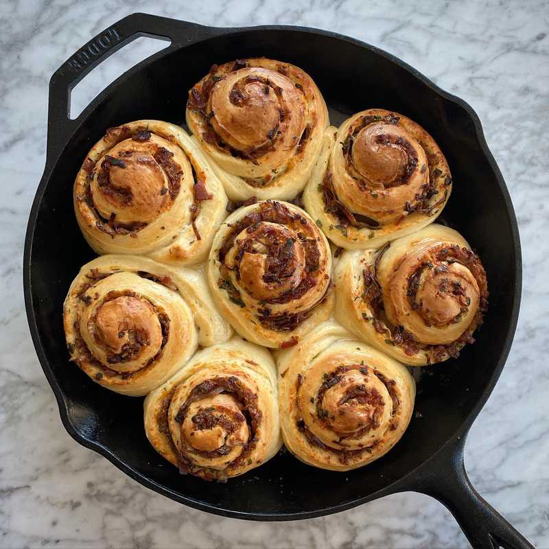 What do you call these? Savory Chelsea buns? Caramelized onion rolls? Suggestions welcome before I eat them all. 🍞sourdough milk bread dough
🧅caramelized…