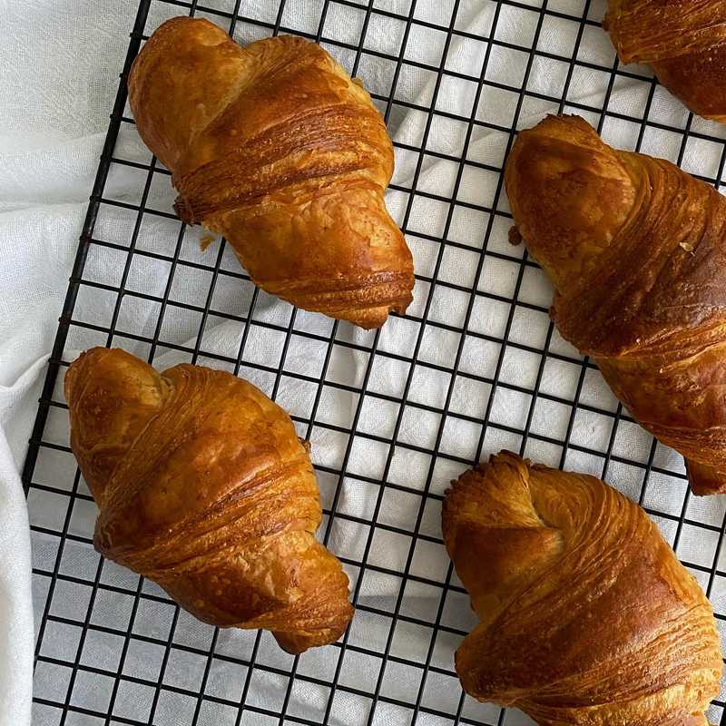 🥐 Sourdough croissants ‼️ First attempt laminating dough, made it extra hard on myself by doing sourdough. Lots of butter leakage, slightly under baked…