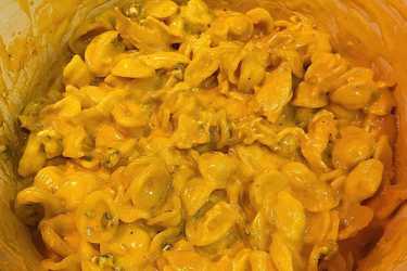 Buffalo chicken macaroni and cheese