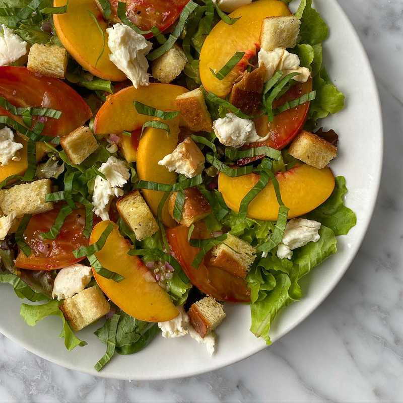 Perfect late summer @grownyc_brooklyn farmer’s market salad featuring:
🍑 @wilkloworchards peaches & tomatoes
🌿 @emmerichgreenhouses basil
🧀 smoked…