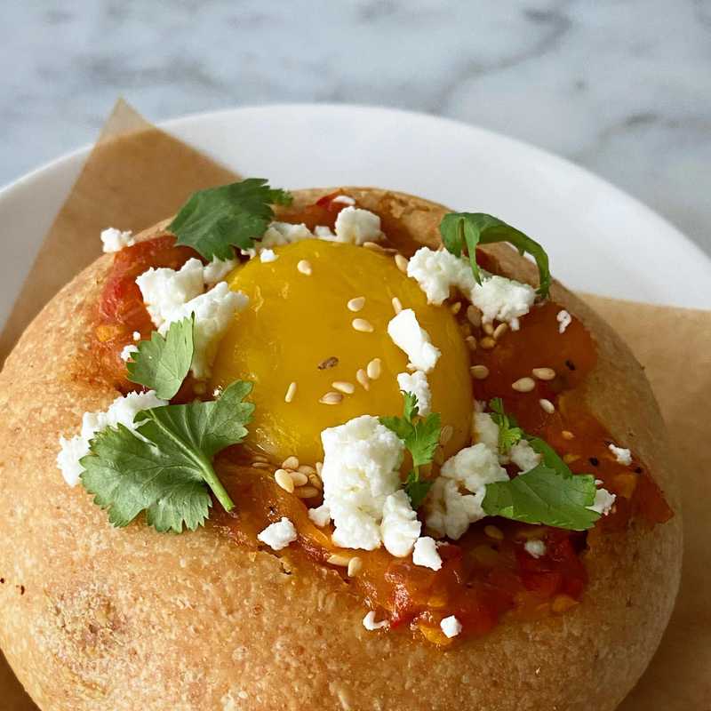 Shakshuka buns inspired by @edithsbk
🍞Bun: wheat brioche dough
🍅Filling: 🍅🌶🧅🧄 + paprika/cumin
🌱Topping: sesame, feta, cilantro Baked buns for 1…