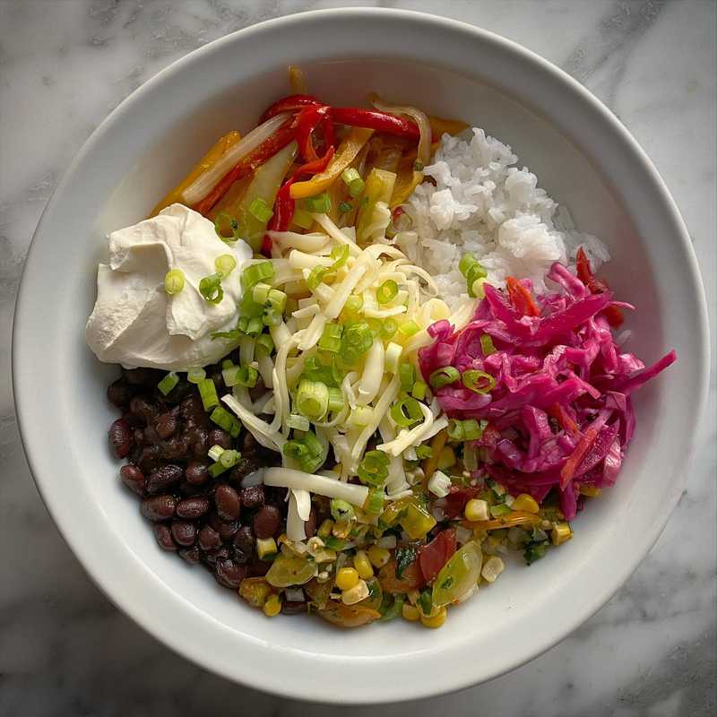 Summer rice bowl featuring:
🌽 corn + heirloom tomato salsa
🌶 sautéed peppers + onions
🖤 black beans
🥬 red cabbage #curtido
🧀 jack cheese + sour cream…