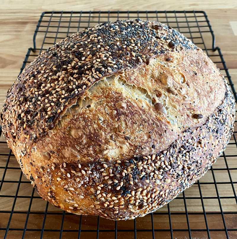 Yep still on my boule-shit. Swipe ⬅️ for crumb shot. First attempt at a seeded loaf - used poppyseed, flax, sunflower, sesame, and pumpkin in this one…