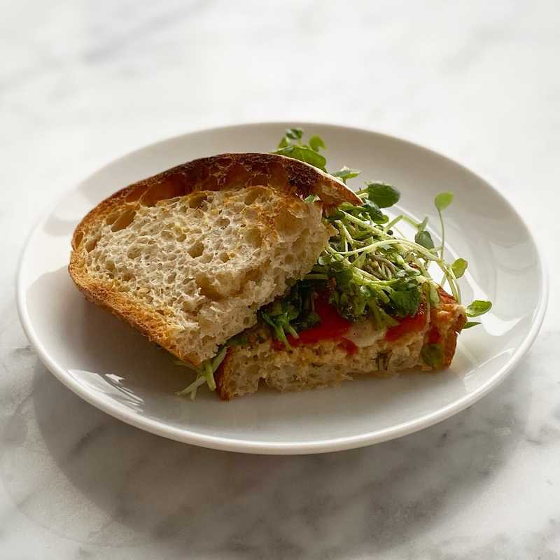 Veggie sandwich snack inspired by the delicious focaccia sandwich I picked up from @lelandbrooklyn this week. This one has moutabal, roasted red pepper…