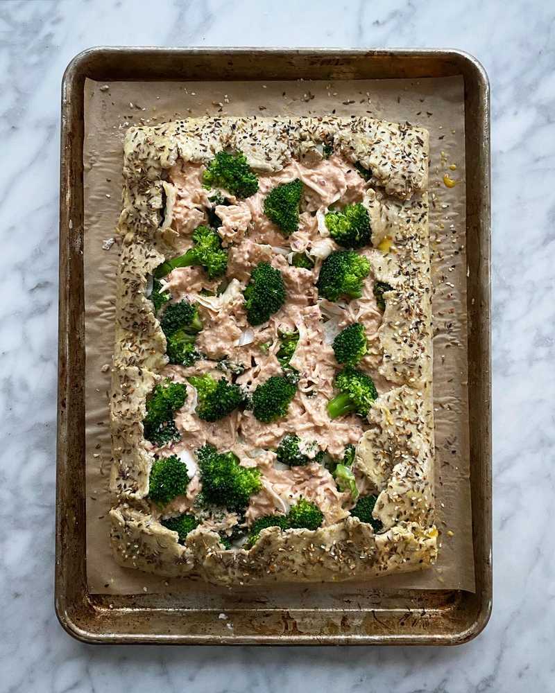 It’s @emcdowell’s reuben pie from #thebookonpie but with broccoli instead of pastrami!! I loved the way the exposed broccoli crisped up in the oven. Been…