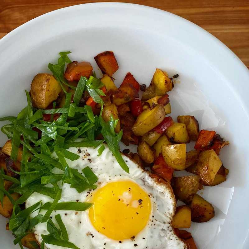 This is a probably just a breakfast account now that the sun sets before I eat dinner. Breakfast hash featuring potatoes by @fledgingcrowvegetables…