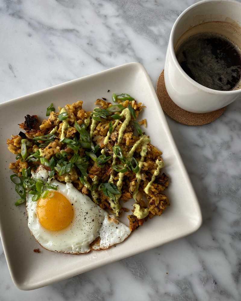 ☀️ GOOD MORNING! I maintain that most leftovers are better with the addition of a fried egg and scallions. 🍚 leftover arroz con frijol carita
🌶 leftover…