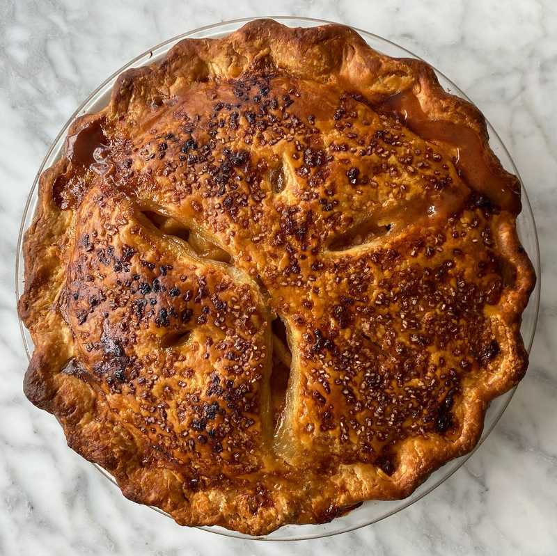 🍏🥧 This steamy beauty is courtesy of @emcdowell’s genius and patience. Less butter leakage in the crust thanks to her tip for making sure every piece of…