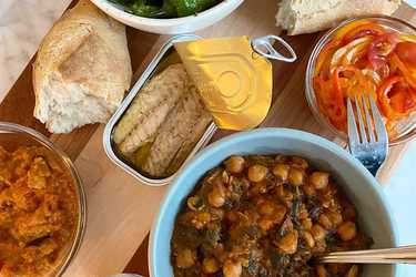 Tapas with spinach and chickpeas