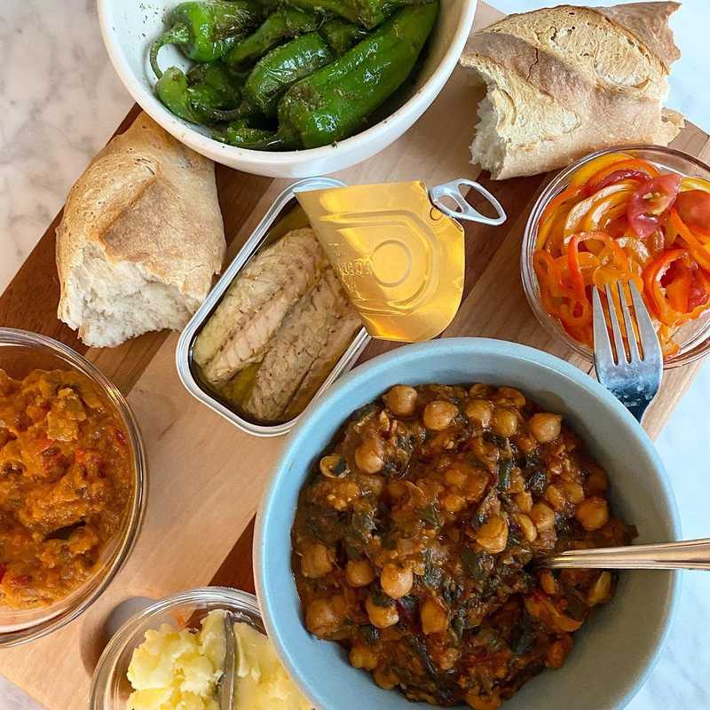 date night dinner spread featuring:
🫑 blistered shishitos
🧄 Andalusian style chard and chickpeas
🥖 sourdough baguettes
🌶 marinated sweet peppers and…