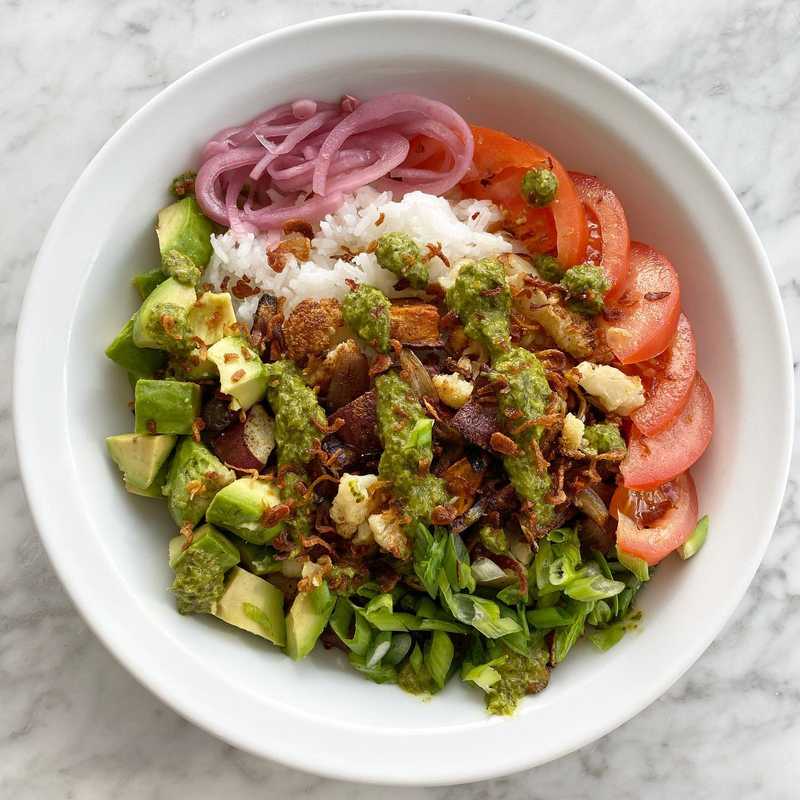 quadruple onion accidentally vegan lunch bowl.
🧅roasted red onion
🧅pickled red onion
🧅fried shallot
🧅scallion Then a bit of a fridge clean out…