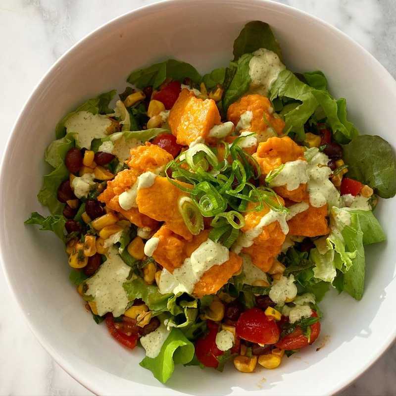 Buffalo fried tofu salad with marinated fresh corn and black beans and a cilantro lime ranch dressing 🤤🌶🥗 For the tofu: Double froze and thawed (to help…