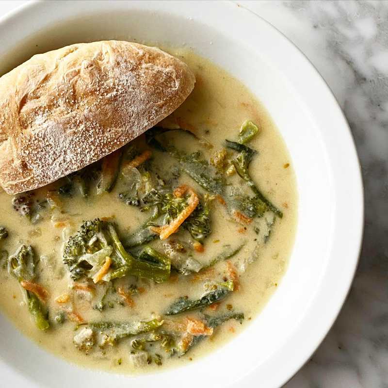 No-recipe broccolini cheddar soup with a hunk of some sourdough ciabatta al latte I baked up today. Tastes like @panerabread and I’m not complaining.